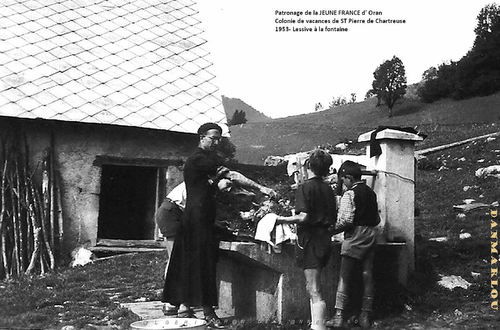 COLO JEUNE FRANCE 1953 lessive a la fontaine.jpg